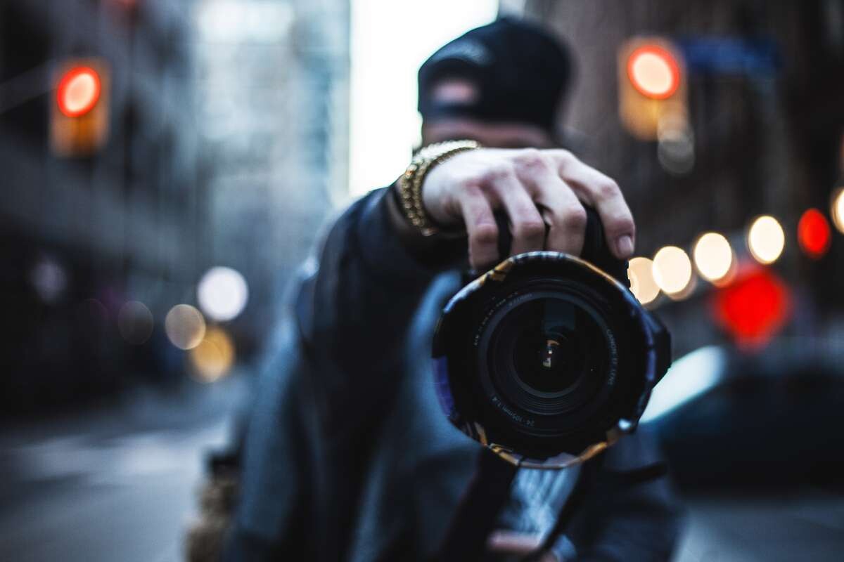 What Are The Advantages And Disadvantages Of Being A Photographer?